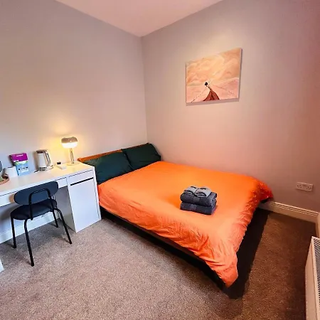 Double Bedroom With Table 2 Корк