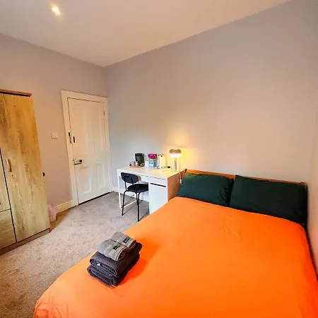 Апартаменты Double Bedroom With Table 2